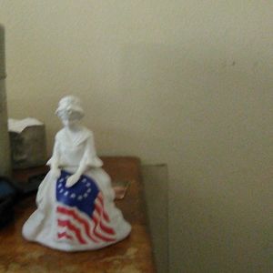 1976 Betsy Ross Avon decanter perfume inside